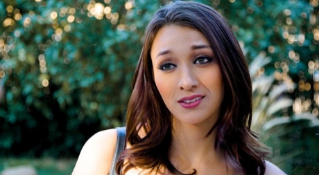 Молодые лесбиянки Белла Роллан и Кэндис Дэйр занимаются сексом на одеяле во время похода 1