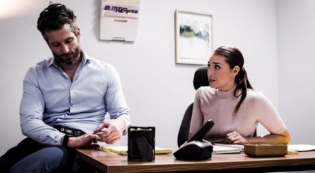 Молодая секретарша Белла Ролланд спасает свою работу, занимаясь сексом со своим боссом 3