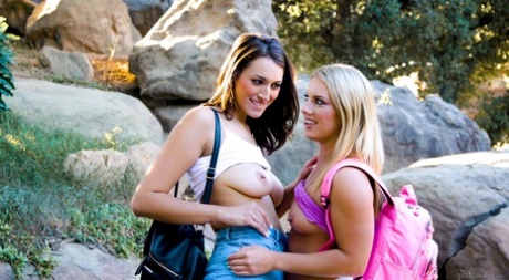 Молодые лесбиянки Белла Роллан и Кэндис Дэйр занимаются сексом на одеяле во время похода 3