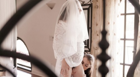 Новоиспеченная невеста занимается лесбийским сексом втроем со своими подружками в день своей свадьбы 4