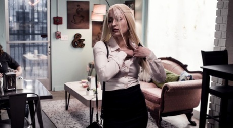 Молодая секретарша Белла Ролланд спасает свою работу, занимаясь сексом со своим боссом 6