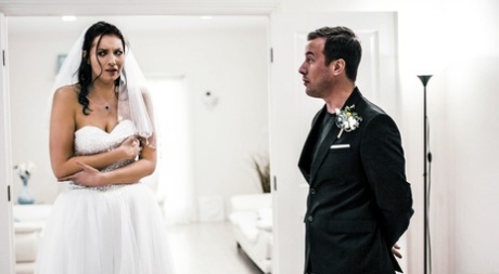 Темноволосая невеста Белла Ролланд получает сперму в открытый рот после траха 3