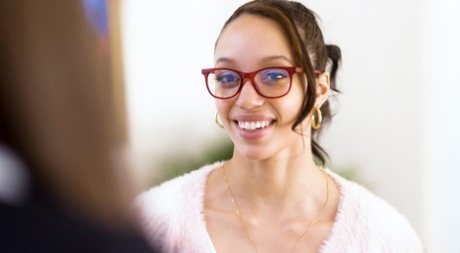 Белла Роллан и Алексис Тэ занимаются лесбийским сексом во время интервью 1