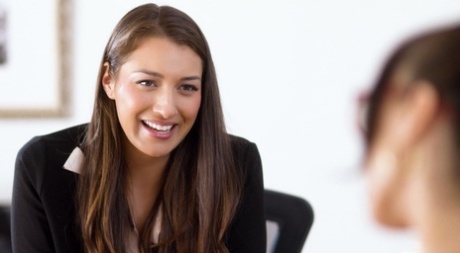 Белла Роллан и Алексис Тэ занимаются лесбийским сексом во время интервью 2