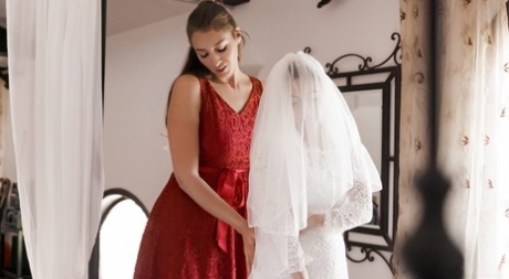 Новоиспеченная невеста занимается лесбийским сексом втроем со своими подружками в день своей свадьбы 2