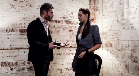 Молодая секретарша Белла Ролланд спасает свою работу, занимаясь сексом со своим боссом 15