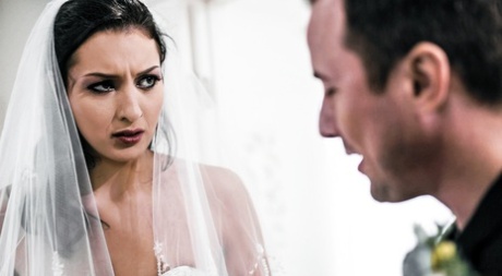 Темноволосая невеста Белла Ролланд получает сперму в открытый рот после траха 1