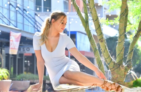 Любительская модель Блейк носит обтягивающее платье, выставляя себя напоказ на публике 4