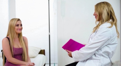 Блейк Блоссом превращена в лесбиянку своим врачом-женщиной Кэндис Дэйр 1