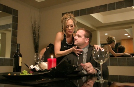 Очаровательная жена Брэнди Лав сегодня получает особый сюрприз в виде сексуального личика 1