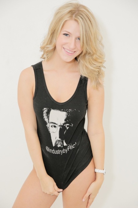 3 девушки-одиночки собираются вместе, чтобы позировать обнаженными в носках перед флагом США 12