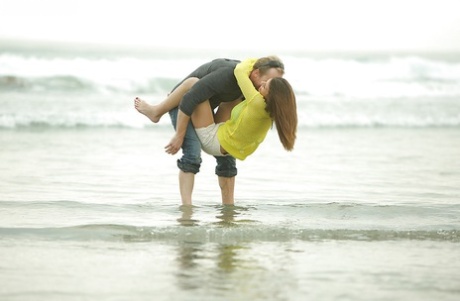Пляжный трах с великолепной наездницей с большими сиськами Бруклин Чейз 2
