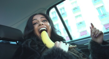 Латиноамериканская порнозвезда Канела Скин занимается жестким сексом в спальне 1