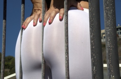 Сексуальная милфа Шанель Престон натягивает штаны для йоги на свой пышный зад 5