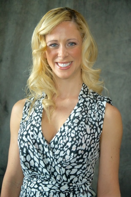 Белокурых женщин доводят до слез во время пыток в подземелье 2