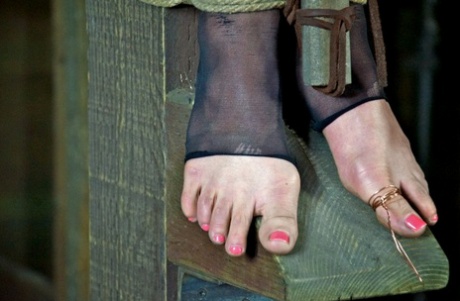 Грудастую рабыню повесили на кресте и пытали зажимом для языка и другими жесткими приспособлениями 5