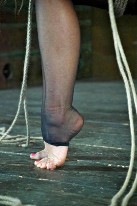 Грудастую рабыню повесили на кресте и пытали зажимом для языка и другими жесткими приспособлениями 10