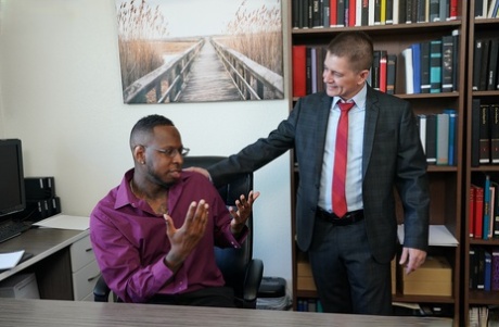 Чернокожий мужчина завербован, чтобы трахнуть Шери Девилл на глазах у ее кавказского рогоносца 1