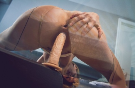 Горячая блондинка-пума Cherie Deville скачет на отсасывающем дилдо, прежде чем трахнуть парня 10