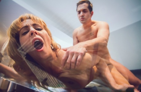 Горячая блондинка-пума Cherie Deville скачет на отсасывающем дилдо, прежде чем трахнуть парня 18