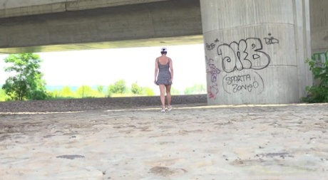 Хлоя Ламур садится на корточки возле моста, чтобы пописать 14