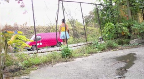 Коротко стриженная девушка Хлоя Ламур крайне нуждается в том, чтобы помочиться на участок тротуара 15