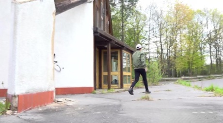 Грудастая красотка Хлоя фонтанирует на земле 14