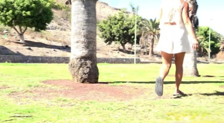 Платиновая блондинка Хлоя Ламур мочится на лужайке в солнцезащитных очках 15