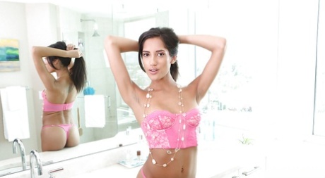 Миниатюрная латиноамериканка Хлоя Ламур мастурбирует пизду и трет клитор 3