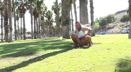 Платиновая блондинка Хлоя Ламур мочится на лужайке в солнцезащитных очках 3