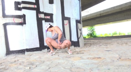 Хлоя Ламур садится на корточки возле моста, чтобы пописать 3