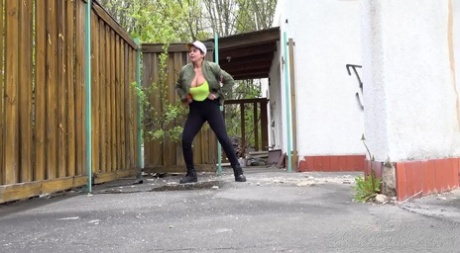 Грудастая красотка Хлоя фонтанирует на земле 13