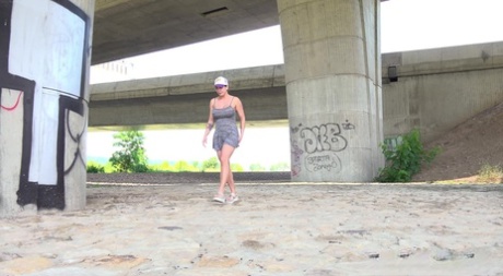 Хлоя Ламур садится на корточки возле моста, чтобы пописать 2