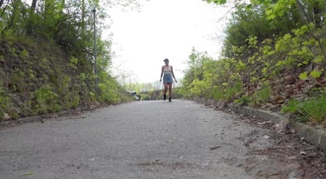 Грудастая красотка Хлоя снимает отчаяние от мочи 1