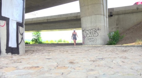 Хлоя Ламур садится на корточки возле моста, чтобы пописать 1