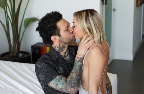 Худенькая блондинка Хлоя Темпл моделирует купальник перед сексом со своим парнем 9