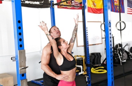 Спортивная красотка с большими сиськами Кристи Мак раздевается и соблазняет своего тренера 3