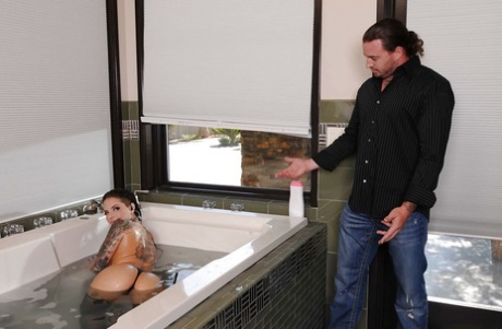 Распутную молоденькую Кристи Мак жестко трахают анально в ванне 1