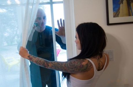 Татуированная цыпочка Кристи Мак приглашает своего женатого соседа внутрь для траха 2