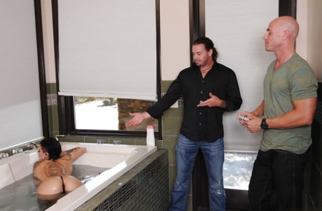 Распутную молоденькую Кристи Мак жестко трахают анально в ванне 2