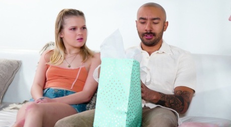 Оливер Дэвис и его подруга Коко Лавлок непринужденно беседуют, когда его 1