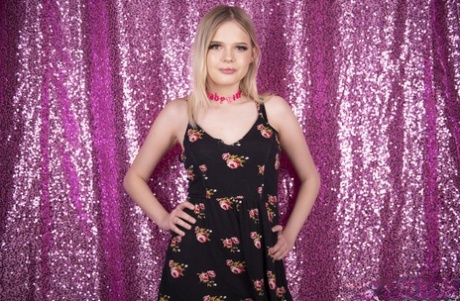 Сладкая блондинка снимает платье перед тем, как позировать обнаженной в сексуальных чулках 1