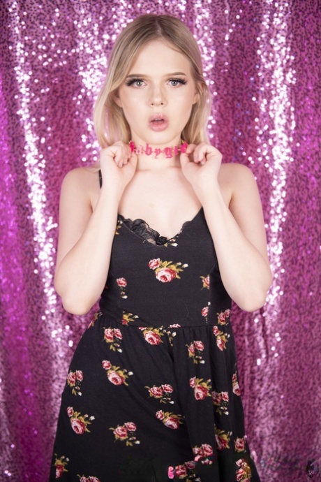 Сладкая блондинка снимает платье перед тем, как позировать обнаженной в сексуальных чулках 5