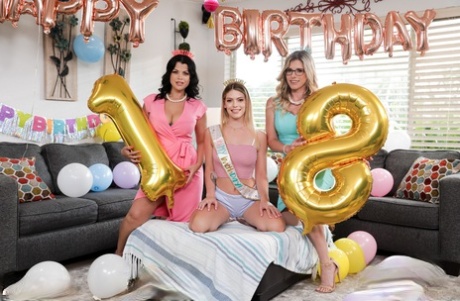 Три женщины празднуют день рождения лесбийским сексом втроем на фоне 3