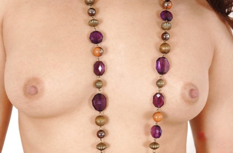 Соблазнительная брюнетка избавляется от своей одежды и теребит пальцами свою рану 10