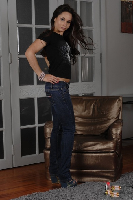 Черноволосая соло-девушка Аурелли Ребел погружает палец глубоко в свое влагалище 1