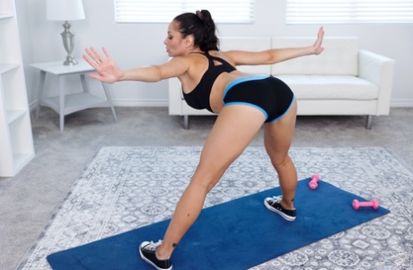 Спортивная милфа Кристал Раш занимается сексом от первого лица после растяжки 3