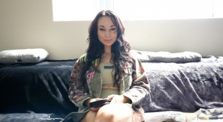 Кристал также использует свои большие сиськи, чтобы ублажать член, пока он не начинает сильно пульсировать 1