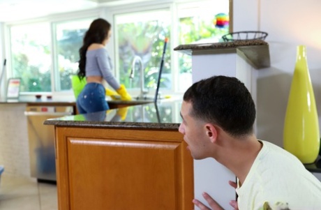 Сексуальная мамаша Кристал Раш заканчивает сексом со своим похотливым пасынком 1