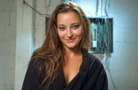 Сдержанная девушка вырывается с криком, пока ее трахают и мастурбируют 15